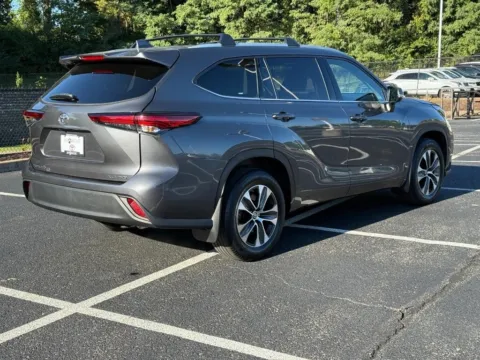 Another view of 2022 Toyota Highlander XLE for sale in Ballwin, MO at Jay Wolfe Toyota of West County