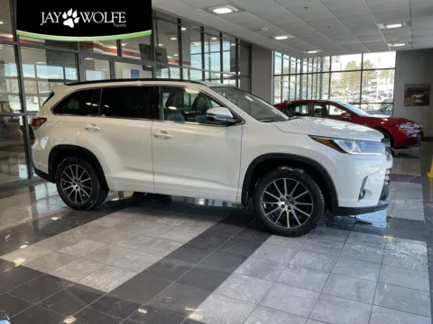 White 2018 Toyota Highlander SE for sale in Kansas City, MO