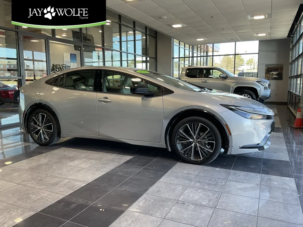 Gray 2023 Toyota Prius XLE for sale in Kansas City, MO