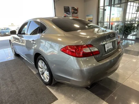 More photos of 2011 INFINITI M56 X at Jay Wolfe Toyota, MO
