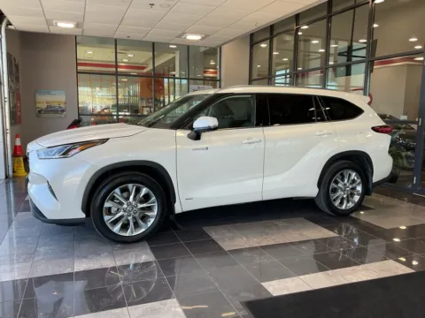 Another view of 2020 Toyota Highlander Hybrid Limited for sale in Kansas City, MO at Jay Wolfe Toyota