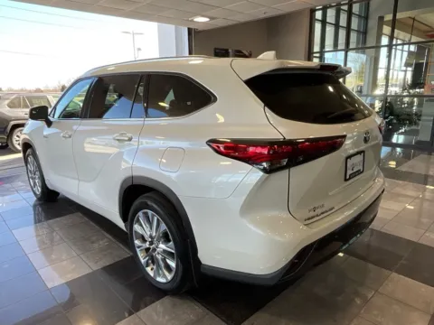 More photos of 2020 Toyota Highlander Hybrid Limited at Jay Wolfe Toyota, MO