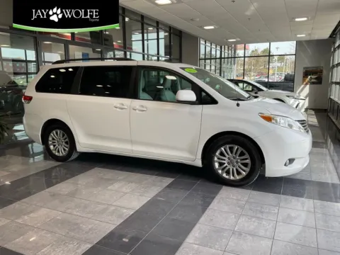 White 2012 Toyota Sienna XLE for sale in Kansas City, MO