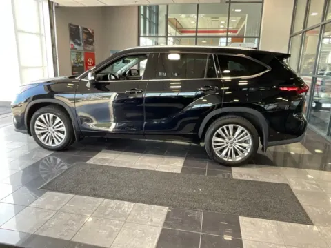 More photos of 2024 Toyota Highlander Platinum at Jay Wolfe Toyota, MO