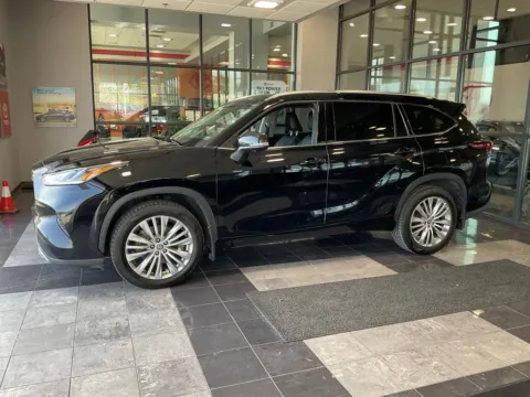 Another view of 2024 Toyota Highlander Platinum for sale in Kansas City, MO at Jay Wolfe Toyota