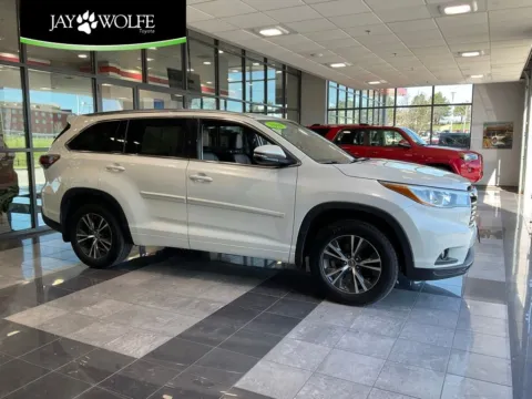 White 2016 Toyota Highlander XLE V6 for sale in Kansas City, MO