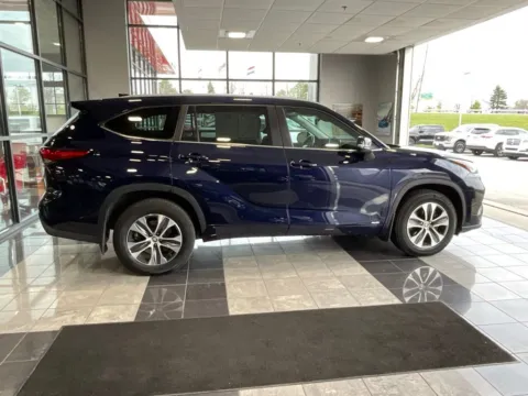 More photos of 2023 Toyota Highlander Hybrid XLE at Jay Wolfe Toyota, MO