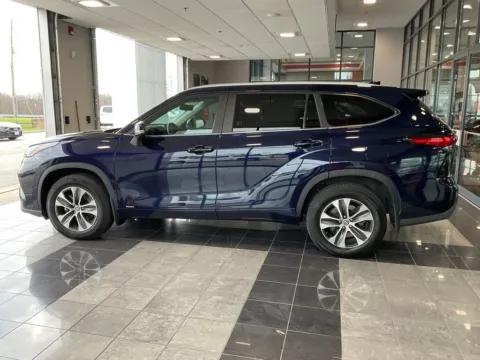 More photos of 2023 Toyota Highlander Hybrid XLE at Jay Wolfe Toyota, MO