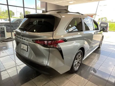 More photos of 2021 Toyota Sienna XLE at Jay Wolfe Toyota, MO