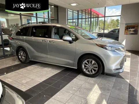 Silver 2021 Toyota Sienna XLE for sale in Kansas City, MO