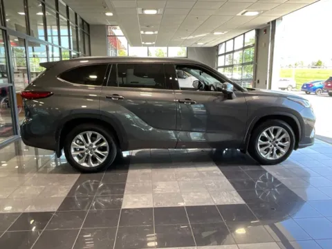 More photos of 2023 Toyota Highlander Limited at Jay Wolfe Toyota, MO