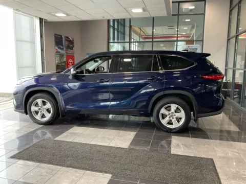 More photos of 2021 Toyota Highlander LE at Jay Wolfe Toyota, MO