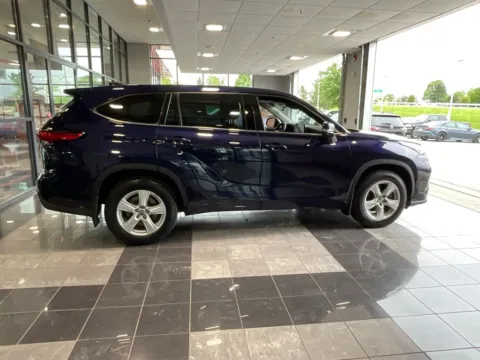 More photos of 2021 Toyota Highlander LE at Jay Wolfe Toyota, MO