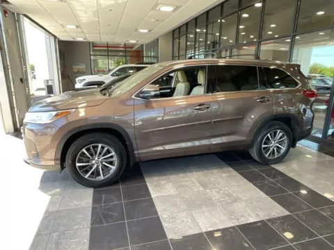 Photos of 2017 Toyota Highlander XLE for sale in Kansas City, MO at Jay Wolfe Toyota