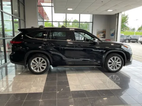 More photos of 2023 Toyota Highlander Hybrid Limited at Jay Wolfe Toyota, MO