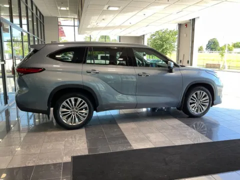 More photos of 2023 Toyota Highlander Platinum at Jay Wolfe Toyota, MO