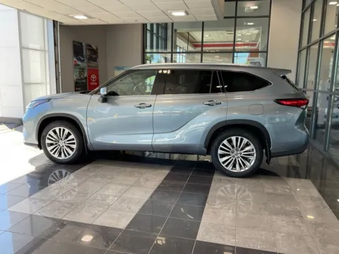 More photos of 2023 Toyota Highlander Platinum at Jay Wolfe Toyota, MO