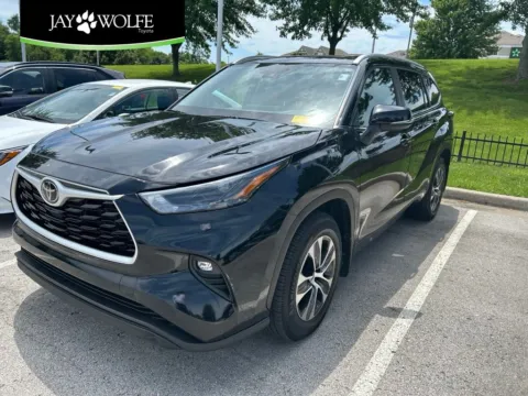 Black 2024 Toyota Highlander XLE for sale in Kansas City, MO