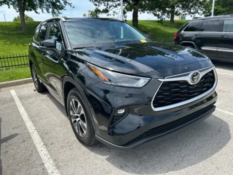 Photos of 2024 Toyota Highlander XLE for sale in Kansas City, MO at Jay Wolfe Toyota
