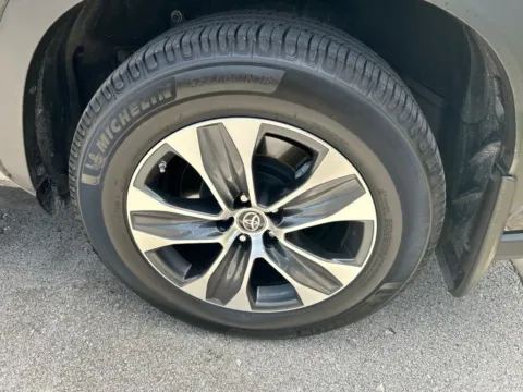 More photos of 2024 Toyota Highlander XLE at Jay Wolfe Toyota, MO