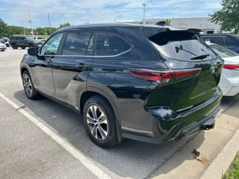 More photos of 2024 Toyota Highlander XLE at Jay Wolfe Toyota, MO