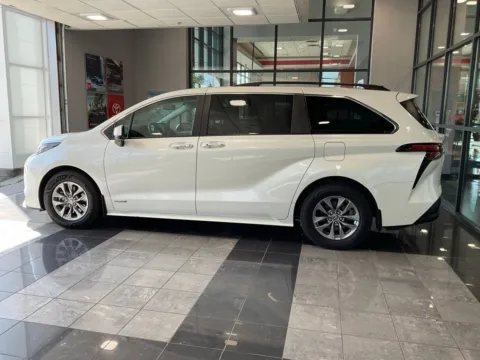 More photos of 2021 Toyota Sienna XLE at Jay Wolfe Toyota, MO