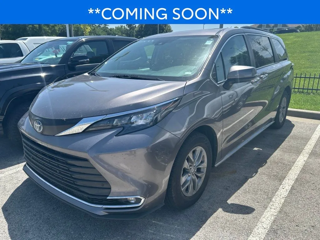 Gray 2024 Toyota Sienna XLE for sale in Kansas City, MO