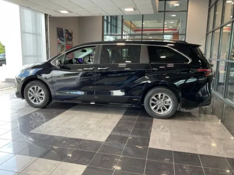 More photos of 2026 Toyota Sienna XLE at Jay Wolfe Toyota, MO