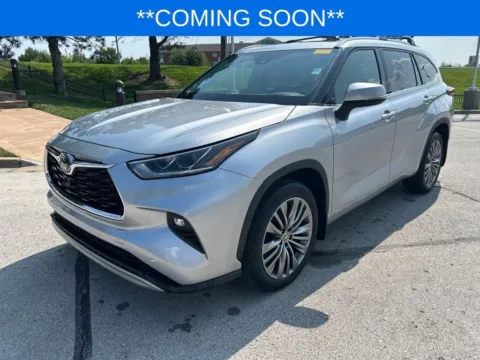 Silver 2021 Toyota Highlander Platinum for sale in Kansas City, MO