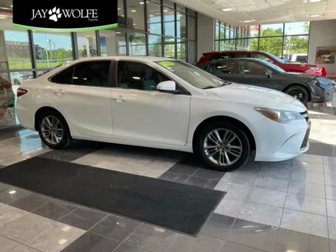 White 2016 Toyota Camry SE for sale in Kansas City, MO