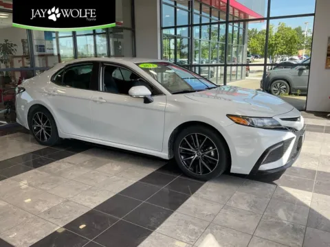White 2024 Toyota Camry SE for sale in Kansas City, MO