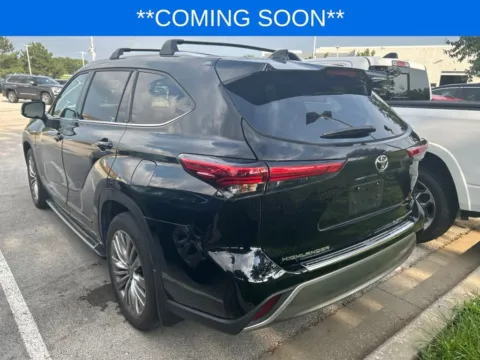 More photos of 2022 Toyota Highlander Platinum at Jay Wolfe Toyota, MO