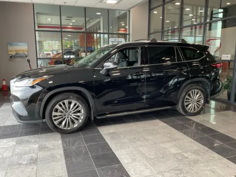 Another view of 2022 Toyota Highlander Platinum for sale in Kansas City, MO at Jay Wolfe Toyota