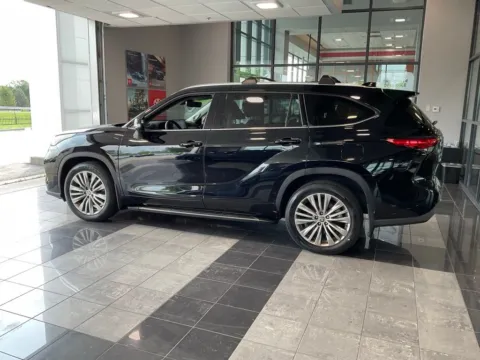 More photos of 2022 Toyota Highlander Platinum at Jay Wolfe Toyota, MO