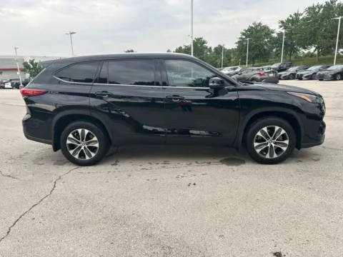More photos of 2022 Toyota Highlander XLE at Jay Wolfe Toyota, MO