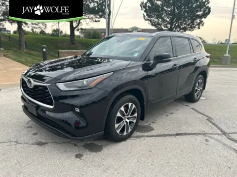 Black 2022 Toyota Highlander XLE for sale in Kansas City, MO