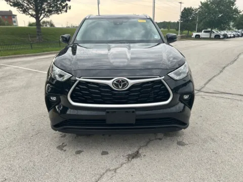 Photos of 2022 Toyota Highlander XLE for sale in Kansas City, MO at Jay Wolfe Toyota