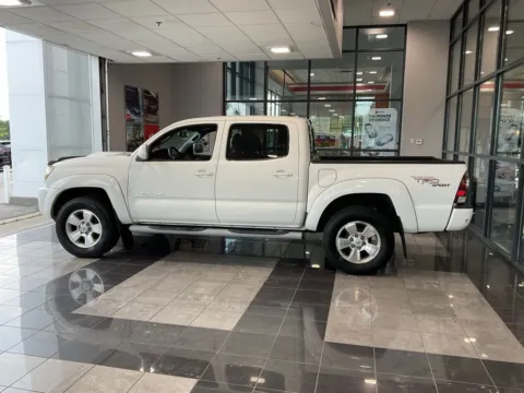 More photos of 2009 Toyota Tacoma PreRunner at Jay Wolfe Toyota, MO