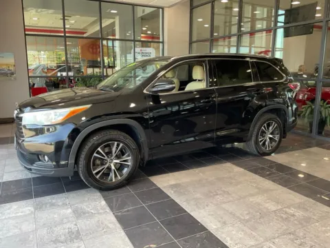 Another view of 2016 Toyota Highlander XLE V6 for sale in Kansas City, MO at Jay Wolfe Toyota
