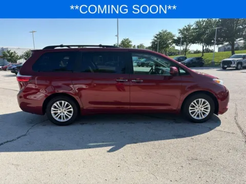 More photos of 2015 Toyota Sienna XLE at Jay Wolfe Toyota, MO