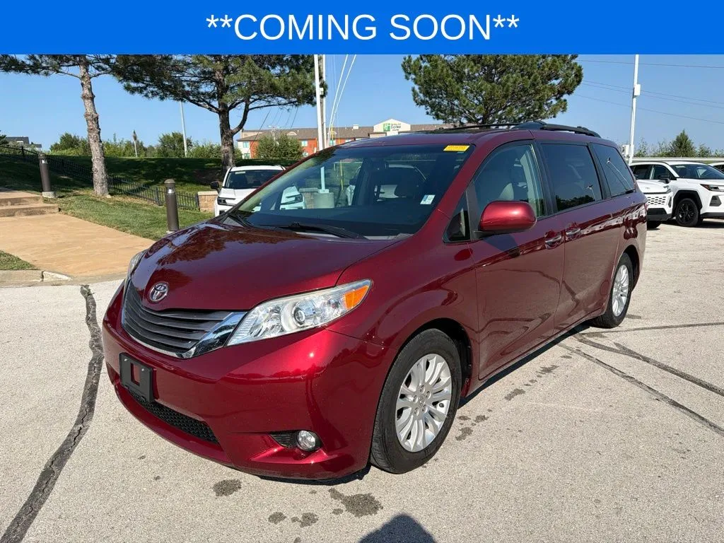 Red 2015 Toyota Sienna XLE for sale in Kansas City, MO