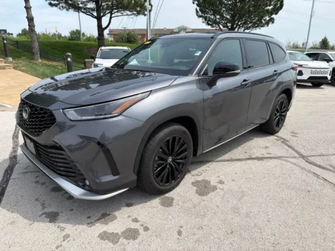 Gray 2023 Toyota Highlander XSE for sale in Kansas City, MO