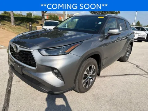 Gray 2026 Toyota Highlander Hybrid XLE for sale in Kansas City, MO