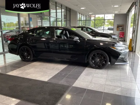 Black 2022 Toyota Avalon Hybrid XSE for sale in Kansas City, MO