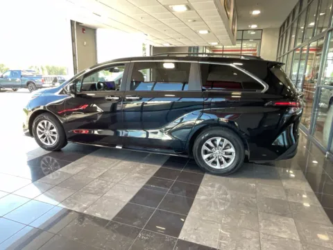 More photos of 2025 Toyota Sienna XLE at Jay Wolfe Toyota, MO