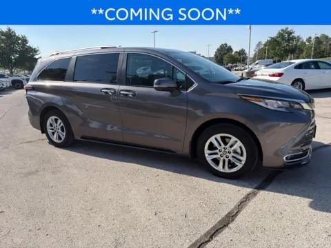 More photos of 2023 Toyota Sienna Limited at Jay Wolfe Toyota, MO