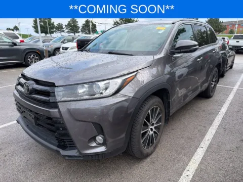 Gray 2018 Toyota Highlander SE for sale in Kansas City, MO