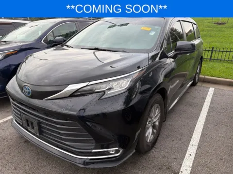 Black 2022 Toyota Sienna XLE for sale in Kansas City, MO