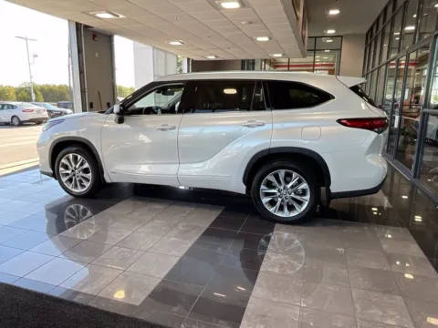 More photos of 2022 Toyota Highlander Hybrid Limited at Jay Wolfe Toyota, MO