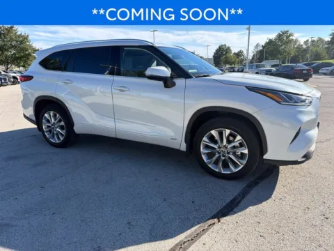 More photos of 2022 Toyota Highlander Hybrid Limited at Jay Wolfe Toyota, MO